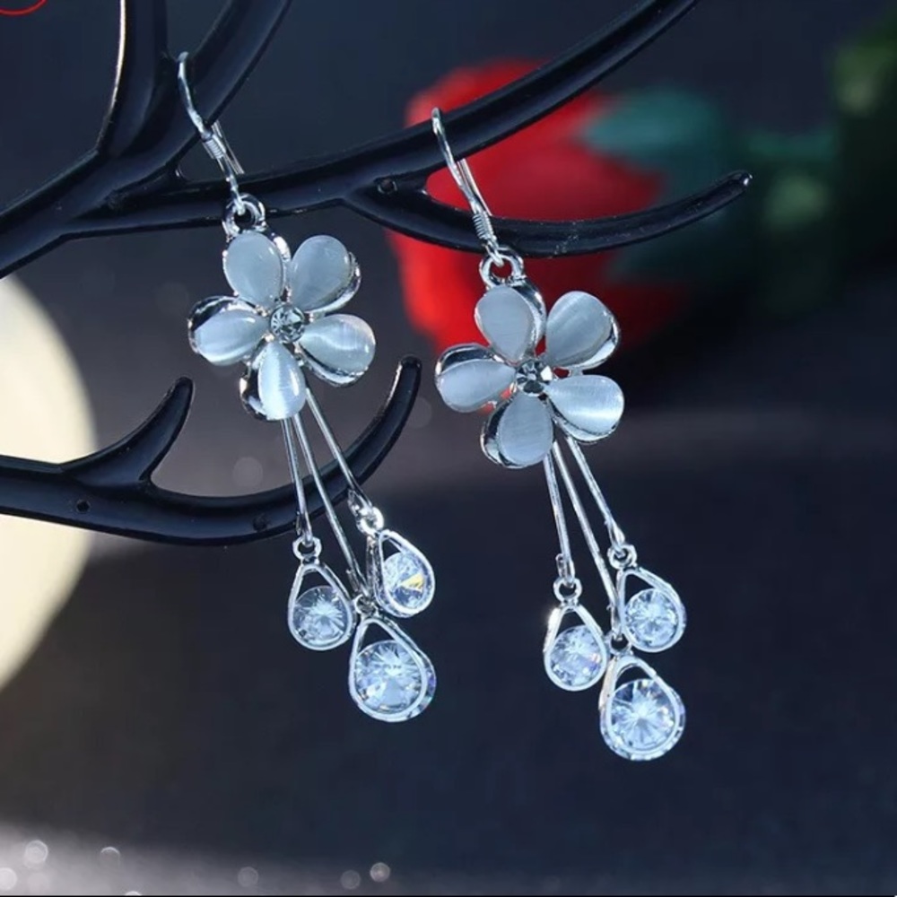 🌟 Beautiful Platinum Plated Flower Drop Earrings